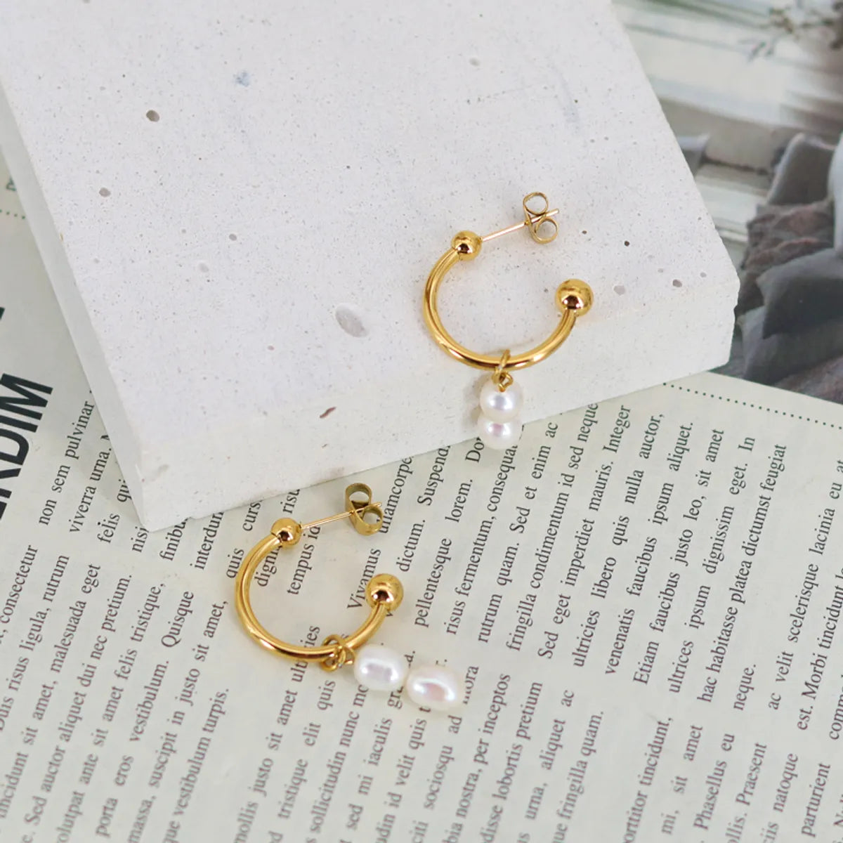 1 Pair Simple Style Geometric Freshwater Pearl Titanium Steel 18k Gold Plated Drop Earrings