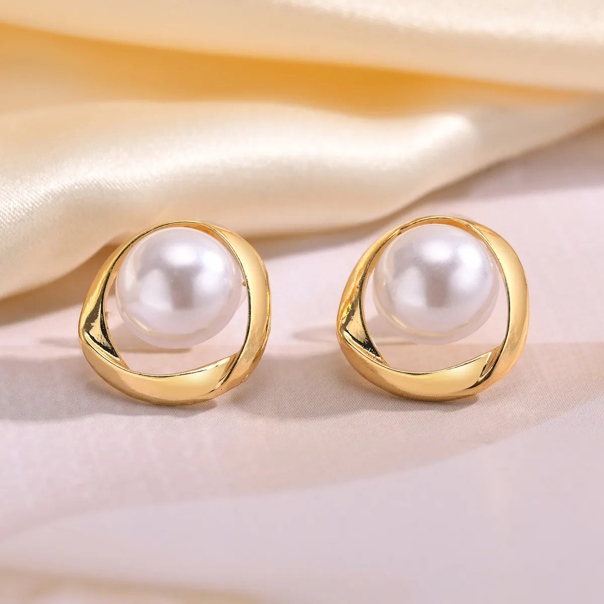 1 Pair Simple Style Geometric Inlay Copper Alloy Artificial Pearls 18K Gold Plated Ear Studs