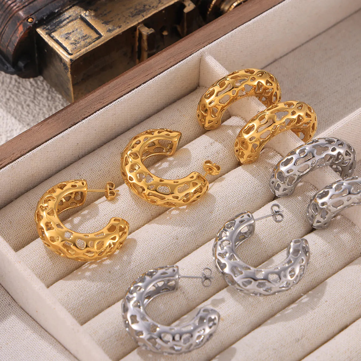 1 Pair Simple Style Korean Style C Shape Heart Shape Plating Hollow Out 304 Stainless Steel 18K Gold Plated Ear Studs