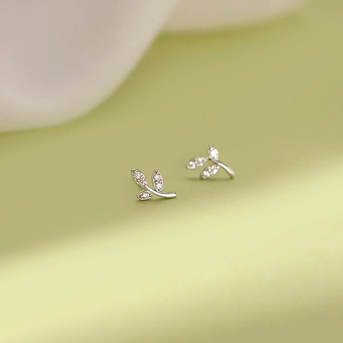 1 Pair Simple Style Leaf Copper Inlaid Zircon Ear Studs