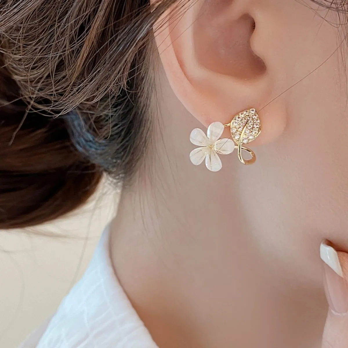 1 Pair Simple Style Leaves Flower Inlay Alloy Rhinestones Gold Plated Drop Earrings