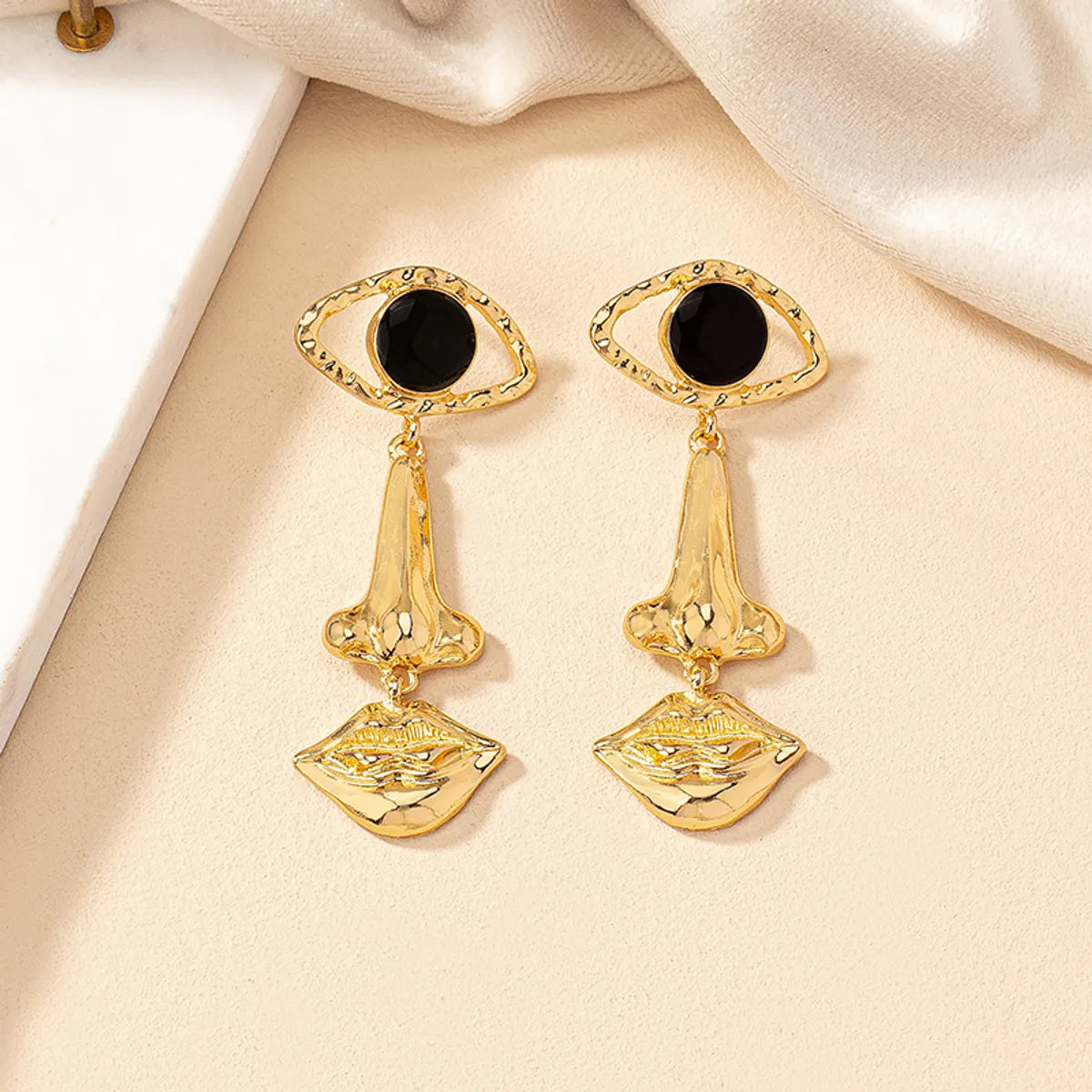 1 Pair Simple Style Lips Eye Plating Alloy Gold Plated Drop Earrings