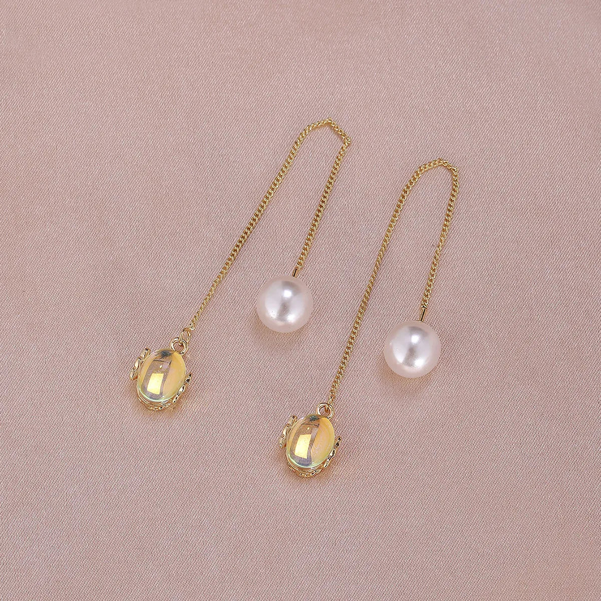 1 Pair Simple Style Moon Alloy Plating Inlay Artificial Pearls Rhinestones Women'S Drop Earrings