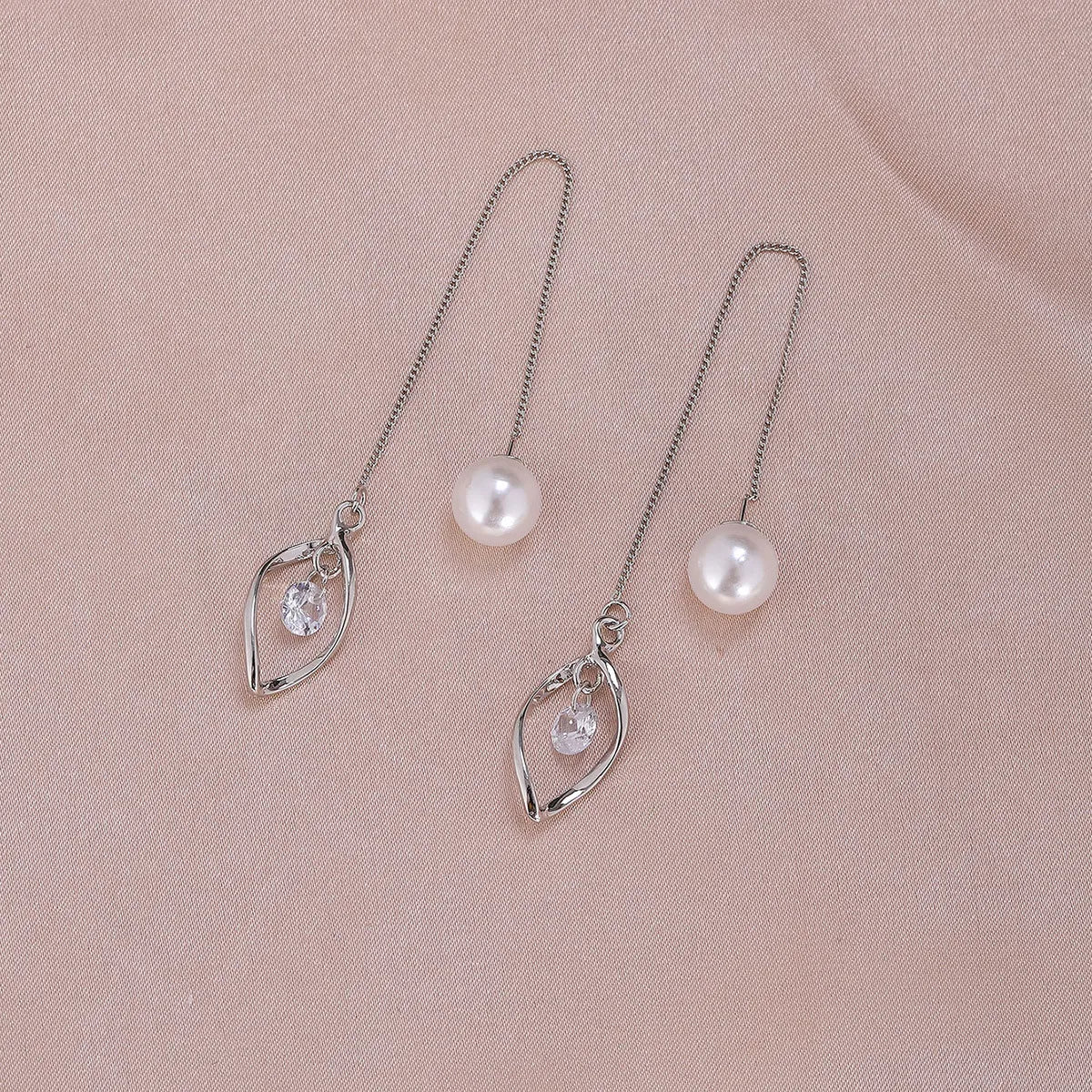 1 Pair Simple Style Moon Alloy Plating Inlay Artificial Pearls Rhinestones Women'S Drop Earrings