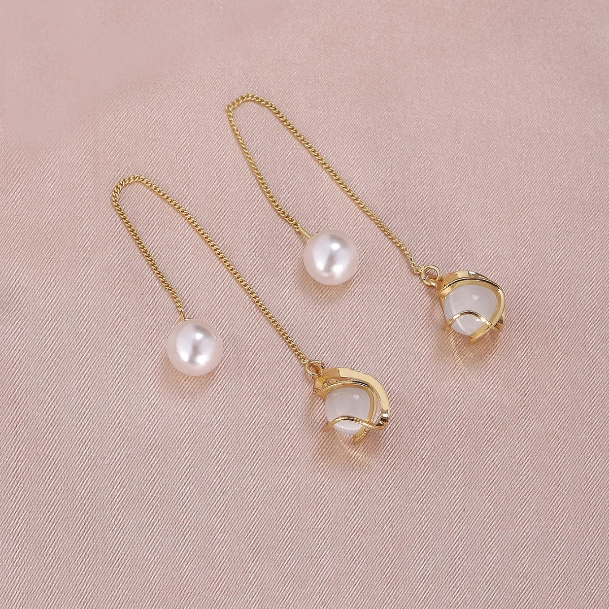 1 Pair Simple Style Moon Alloy Plating Inlay Artificial Pearls Rhinestones Women'S Drop Earrings