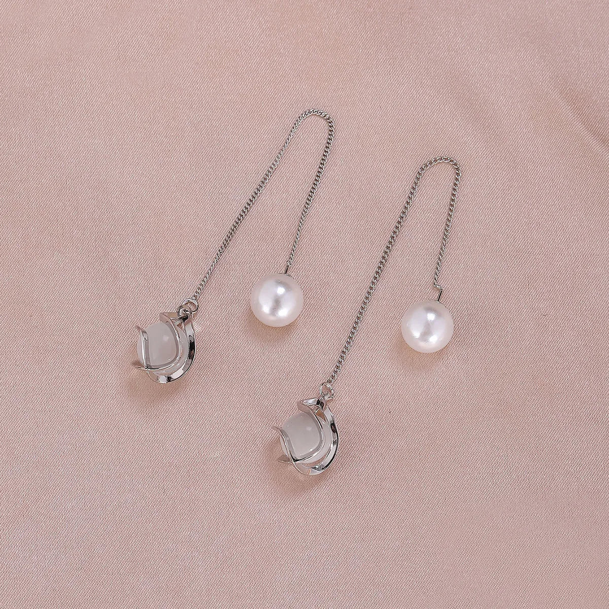 1 Pair Simple Style Moon Alloy Plating Inlay Artificial Pearls Rhinestones Women'S Drop Earrings