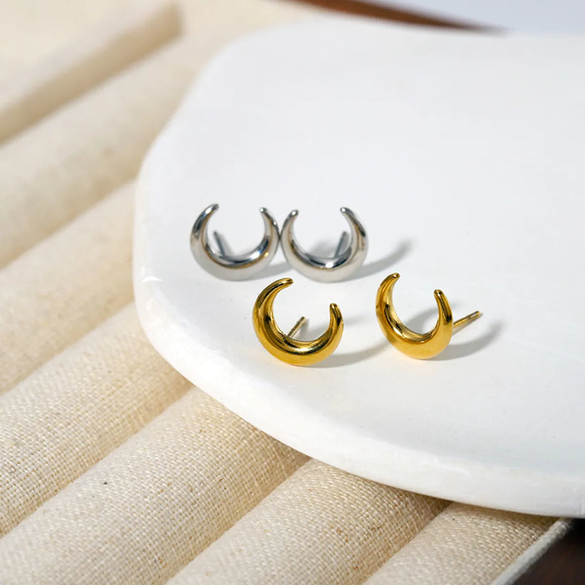 1 Pair Simple Style Moon Plating Stainless Steel 18k Gold Plated Ear Studs