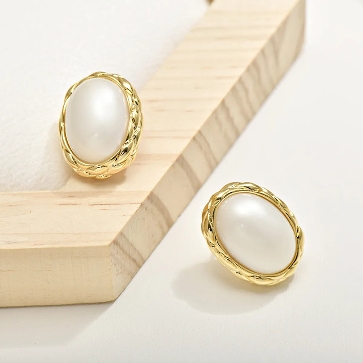 1 Pair Simple Style Oval Inlay Alloy Pearl Ear Studs