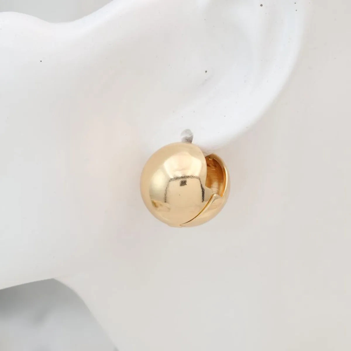 1 Pair Simple Style Round Plating Copper 18k Gold Plated White Gold Plated Huggie Earrings