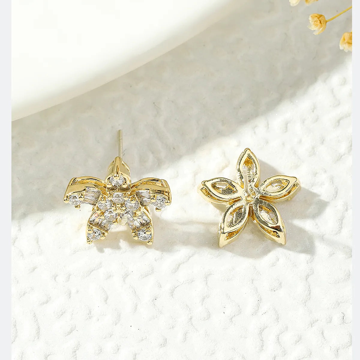 1 Pair Simple Style Shiny Flower Plating Inlay Copper Zircon 18k Gold Plated Ear Studs