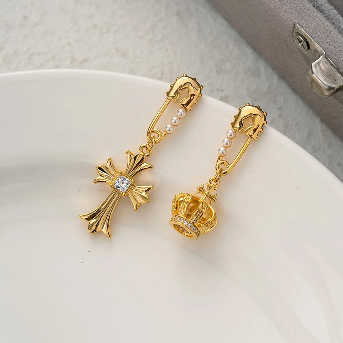 1 Pair Sweet Classic Style Maple Leaf Pearl Plating Inlay Carving Brass Pearl Zircon Gold Plated Drop Earrings Ear Studs