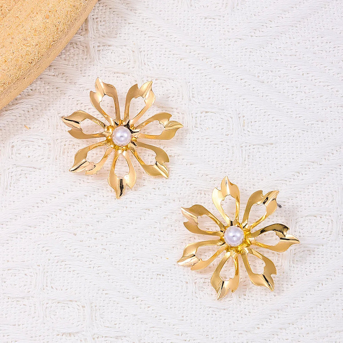 1 Pair Sweet Flower Hollow Out Alloy Ear Studs