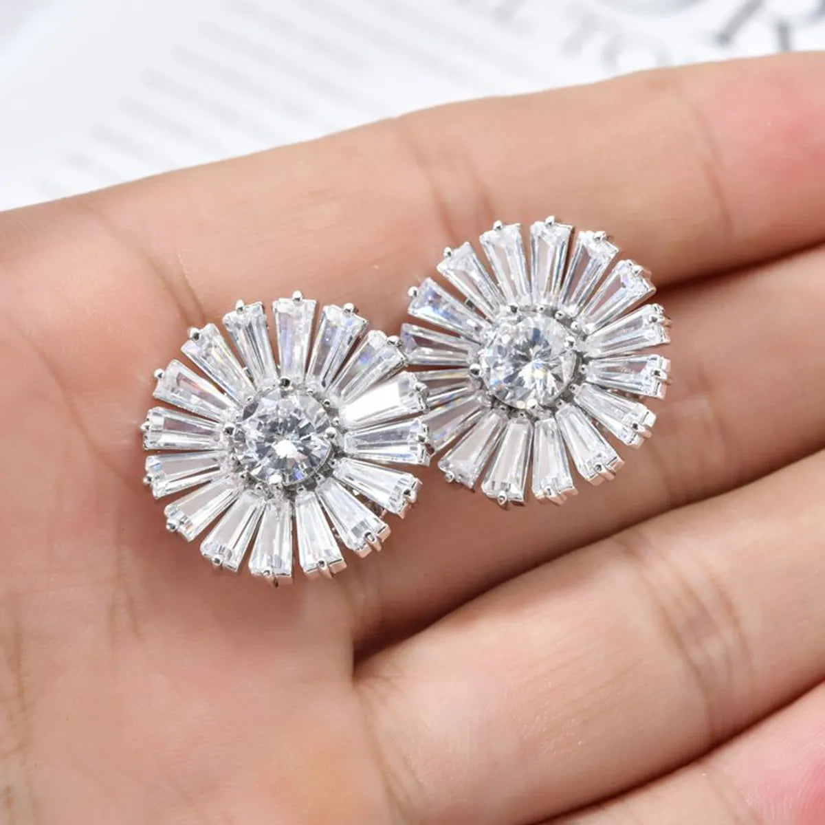 1 Pair Sweet Shiny Flower Plating Inlay Copper Zircon White Gold Plated Ear Cuffs Ear Studs