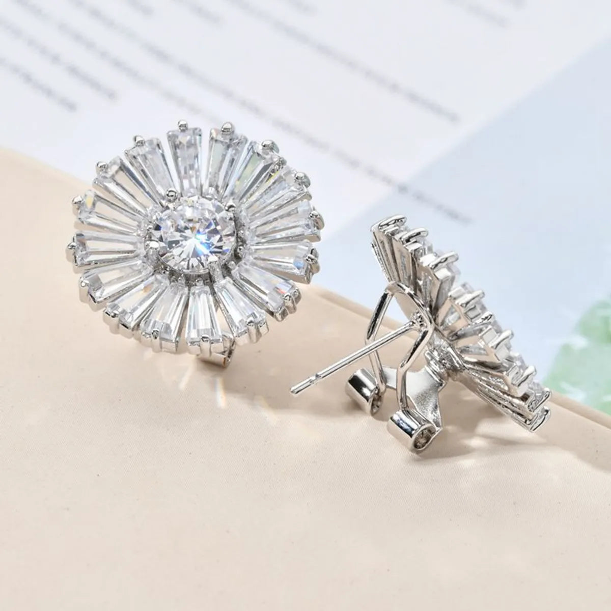 1 Pair Sweet Shiny Flower Plating Inlay Copper Zircon White Gold Plated Ear Cuffs Ear Studs