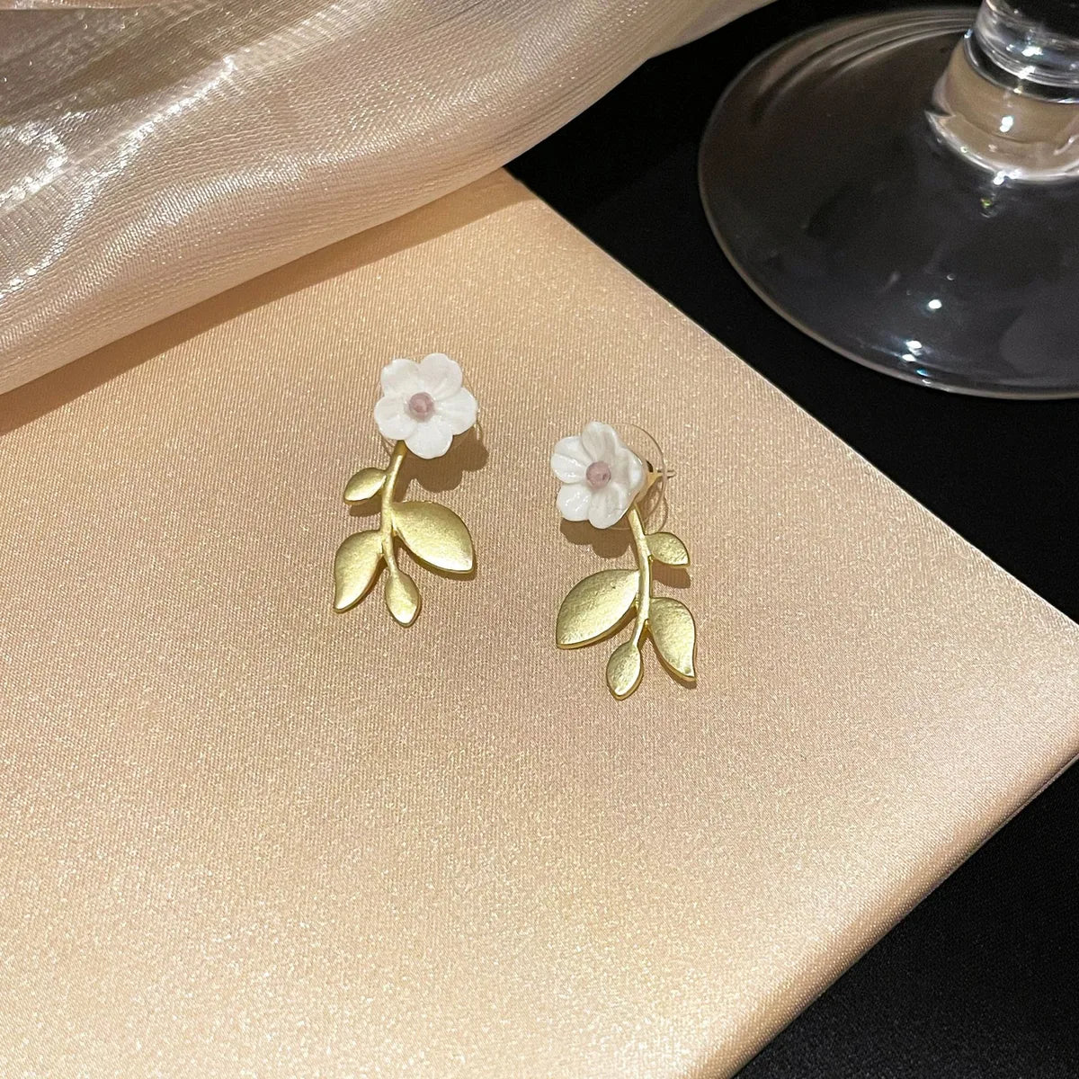 1 Pair Sweet Simple Style Bear Heart Shape Flower Enamel Plating Inlay Metal Artificial Gemstones Rhinestones Opal Ear Studs