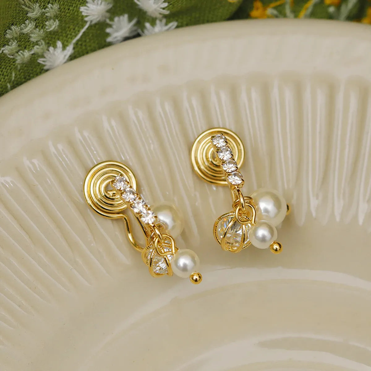 1 Pair Sweet Simple Style Classic Style Irregular Pearl Copper Zircon 18K Gold Plated Ear Cuffs