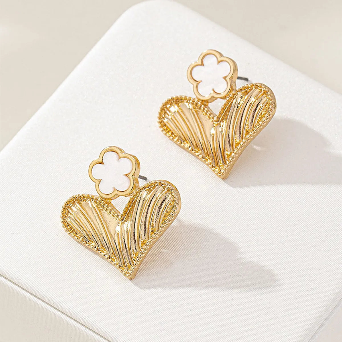 1 Pair Sweet Simple Style Flower Alloy Gold Plated Ear Studs