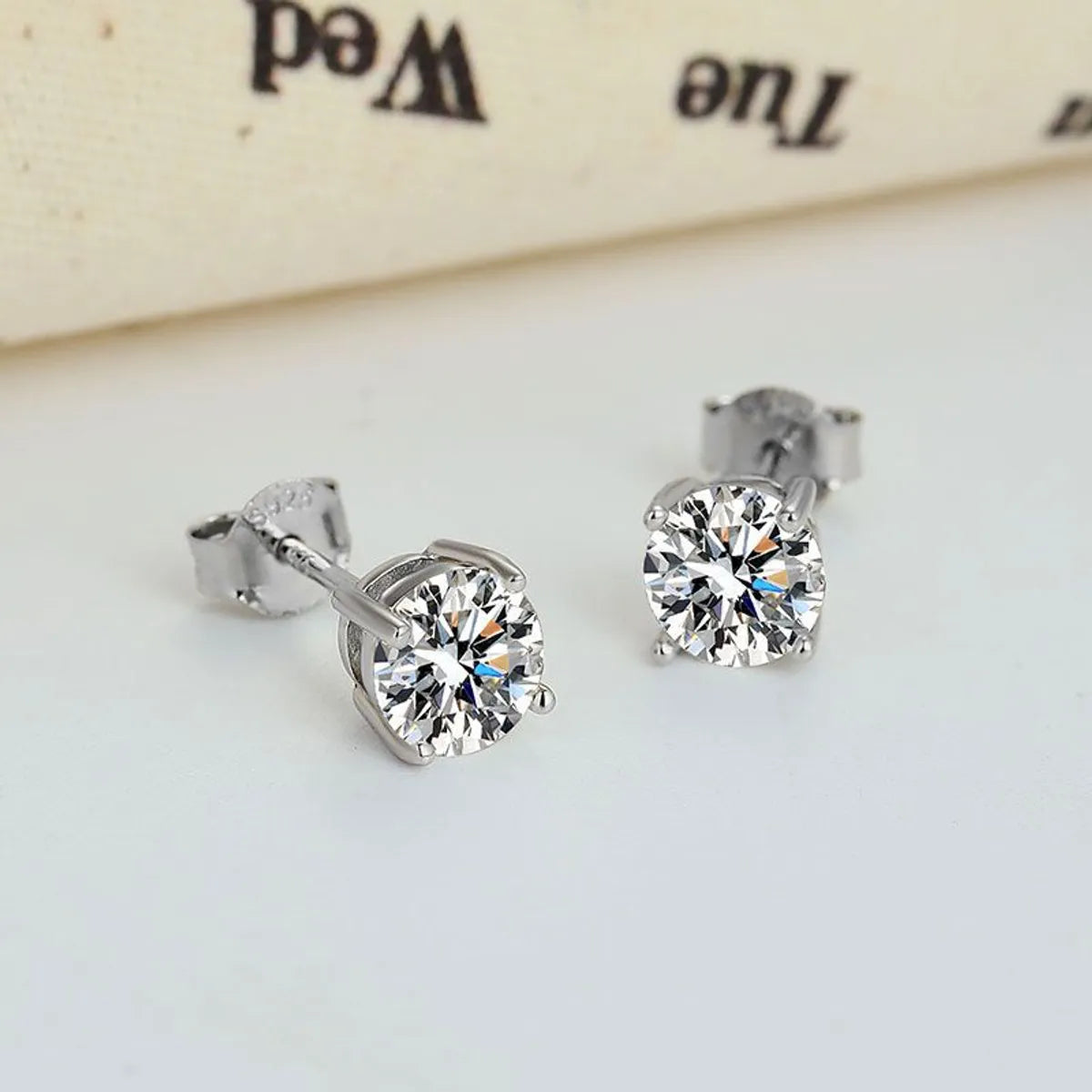 1 Pair Sweet Triangle Round Inlay Sterling Silver Moissanite Ear Studs