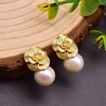 1 Pair Vintage Style Flower Plating Freshwater Pearl Copper 18k Gold Plated Ear Studs