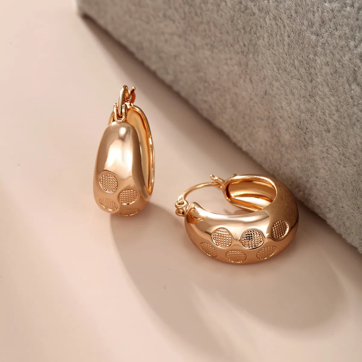 1 Pair Xuping Simple Style Geometric Solid Color Irregular Plating Alloy Copper Alloy 18k Gold Plated Earrings