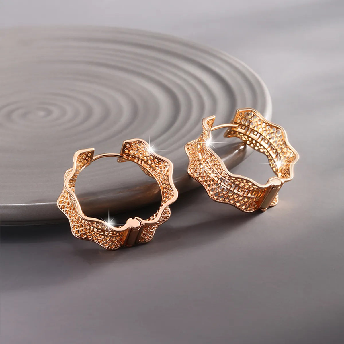 1 Pair Xuping Simple Style Solid Color Plating Hollow Out Copper Alloy 18k Gold Plated Earrings