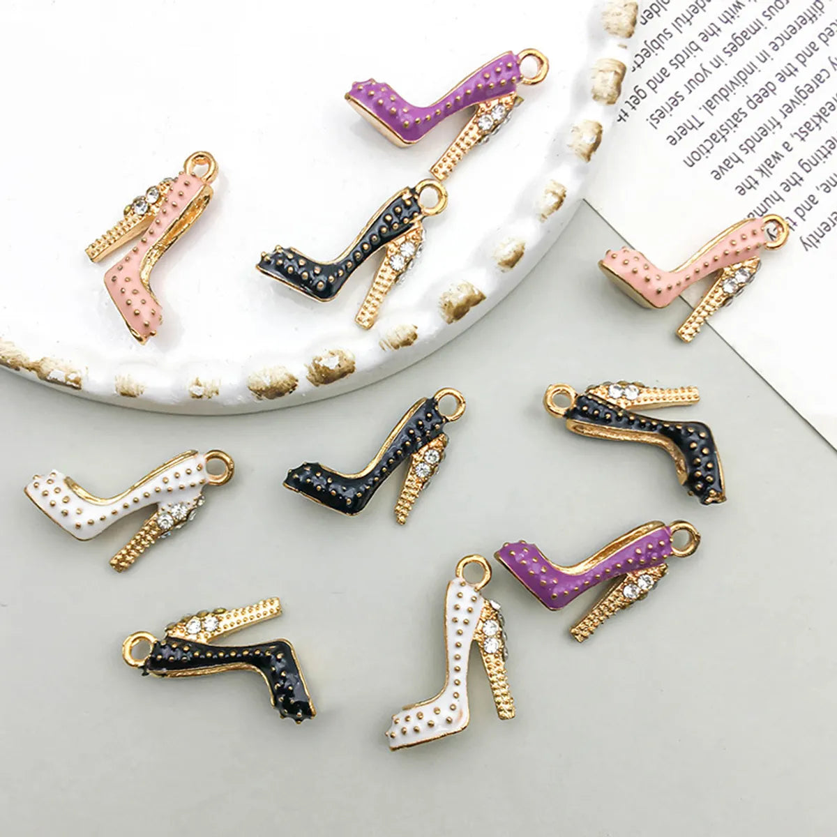 10 Of Them, 4 In Black And 2 In Others 16 * 18 Mm Zinc Alloy High Heel Pendant