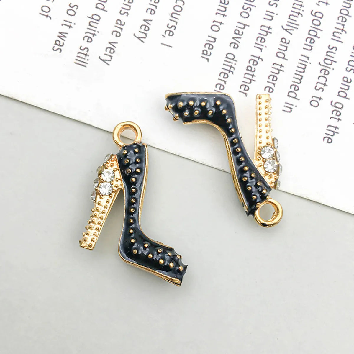 10 Of Them, 4 In Black And 2 In Others 16 * 18 Mm Zinc Alloy High Heel Pendant