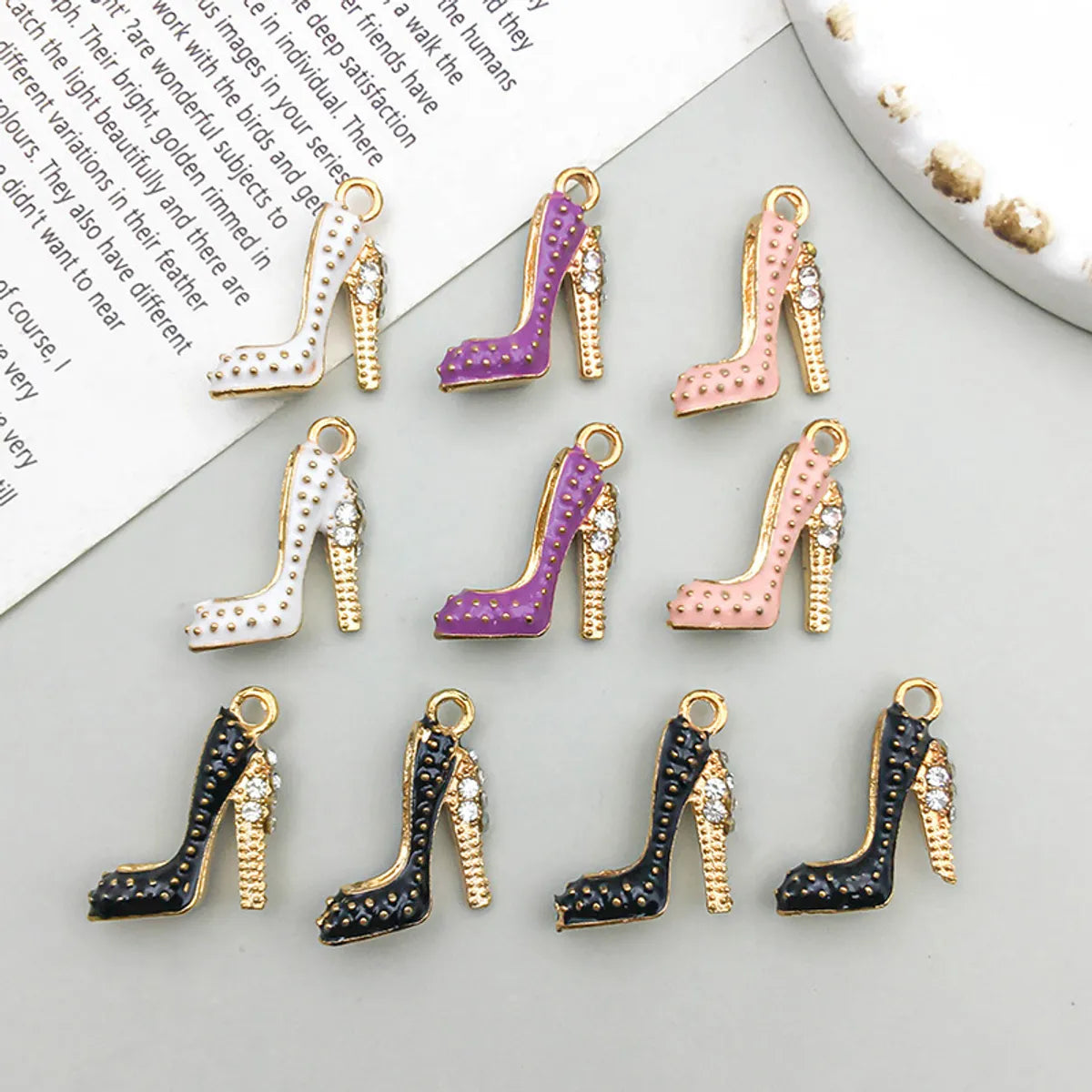 10 Of Them, 4 In Black And 2 In Others 16 * 18 Mm Zinc Alloy High Heel Pendant