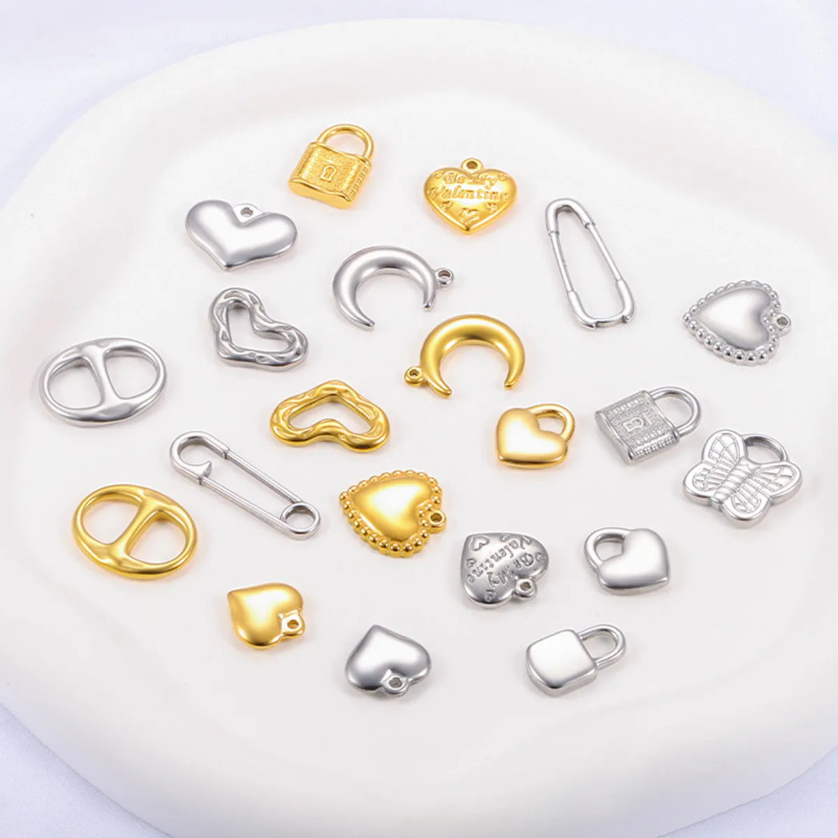 1 Piece 16.5*16.5mm 16.5*21.5mm 18*22.5mm Hole 1~1.9mm Hole 2~2.9mm 304 Stainless Steel 18K Gold Plated Moon Heart Shape Solid Color Pendant