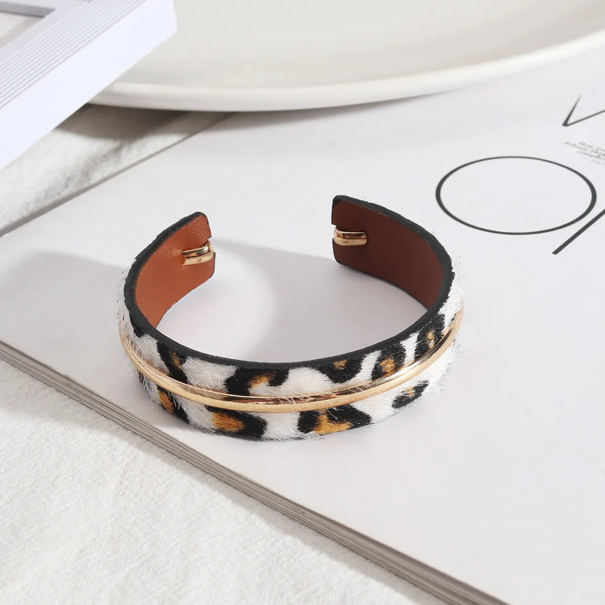 1 Piece Beach Leopard Pu Leather Metal Women'S Bangle