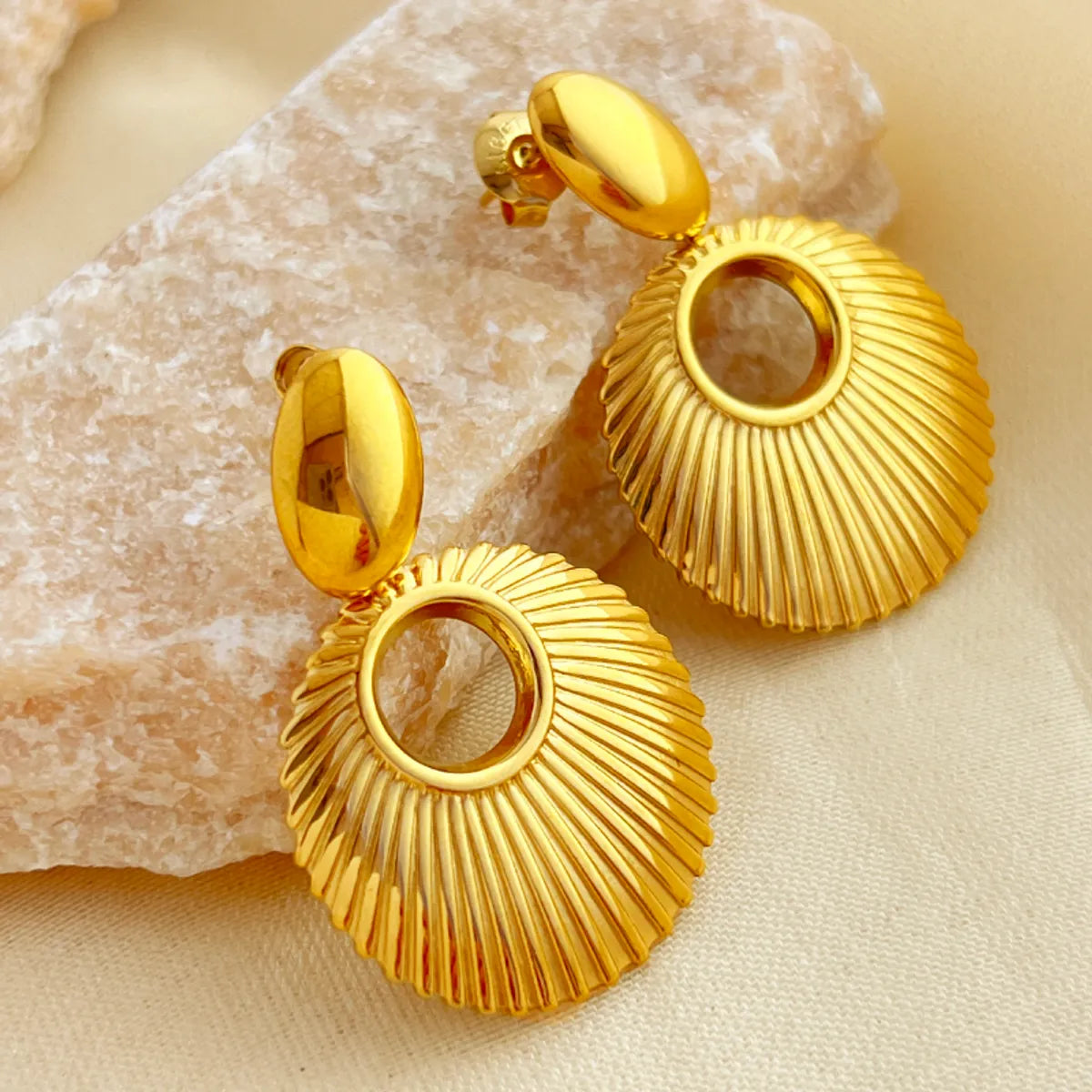 1 Piece Elegant Retro Solid Color Pleated Hollow Out 304 Stainless Steel 18K Gold Plated Drop Earrings