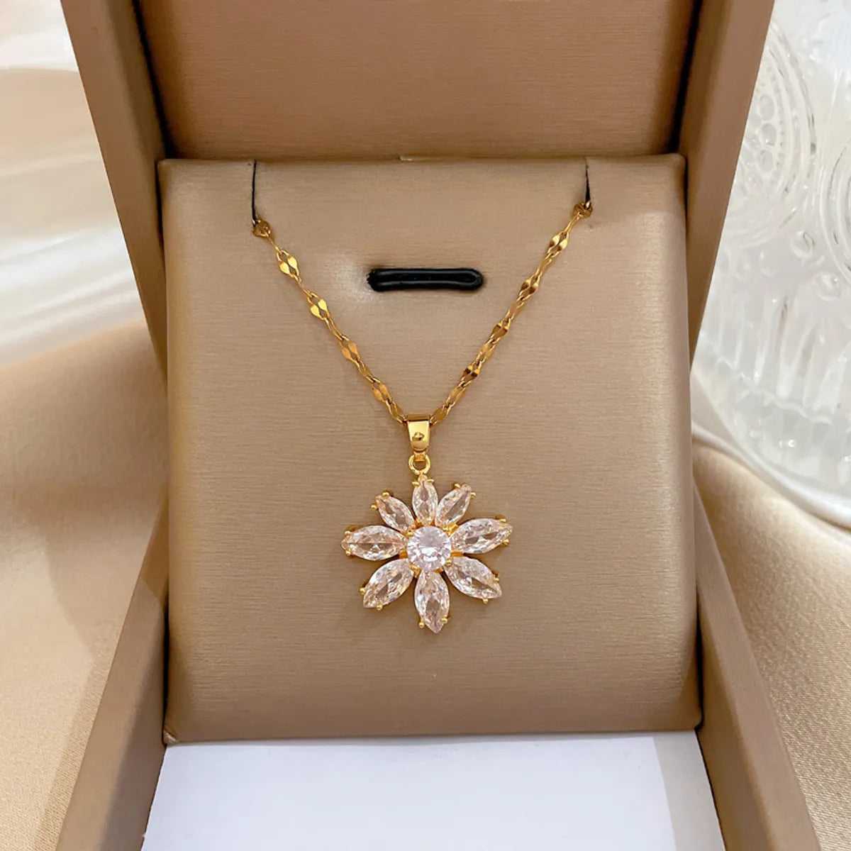 Titanium Steel Copper Fashion Inlay Flower Zircon Pendant Necklace