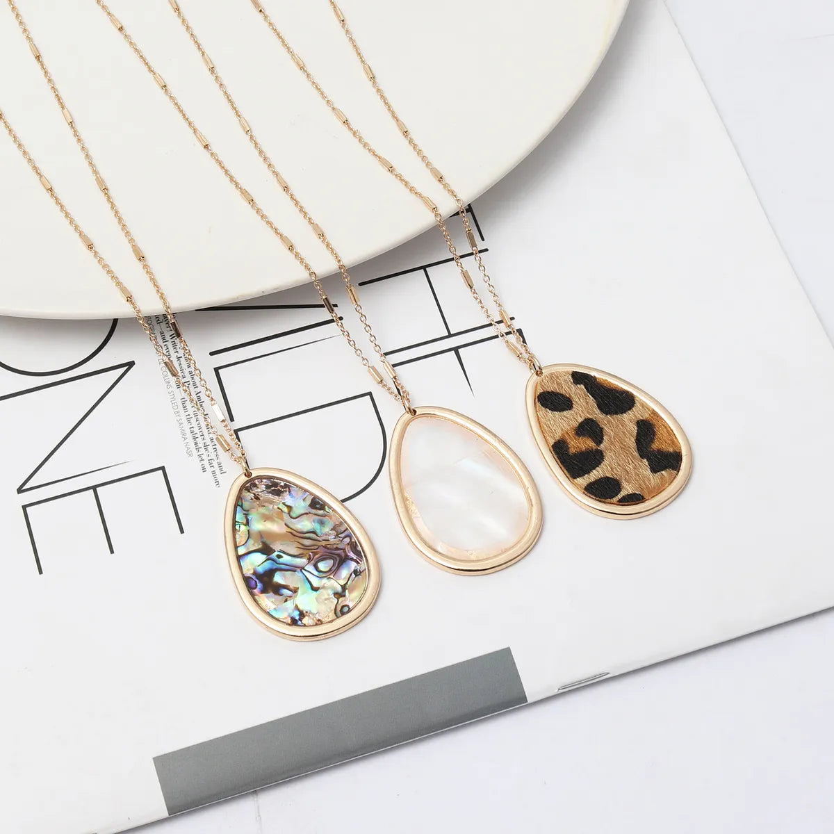 1 Piece Retro Geometric Leopard Alloy Inlay Shell Women's Pendant Necklace