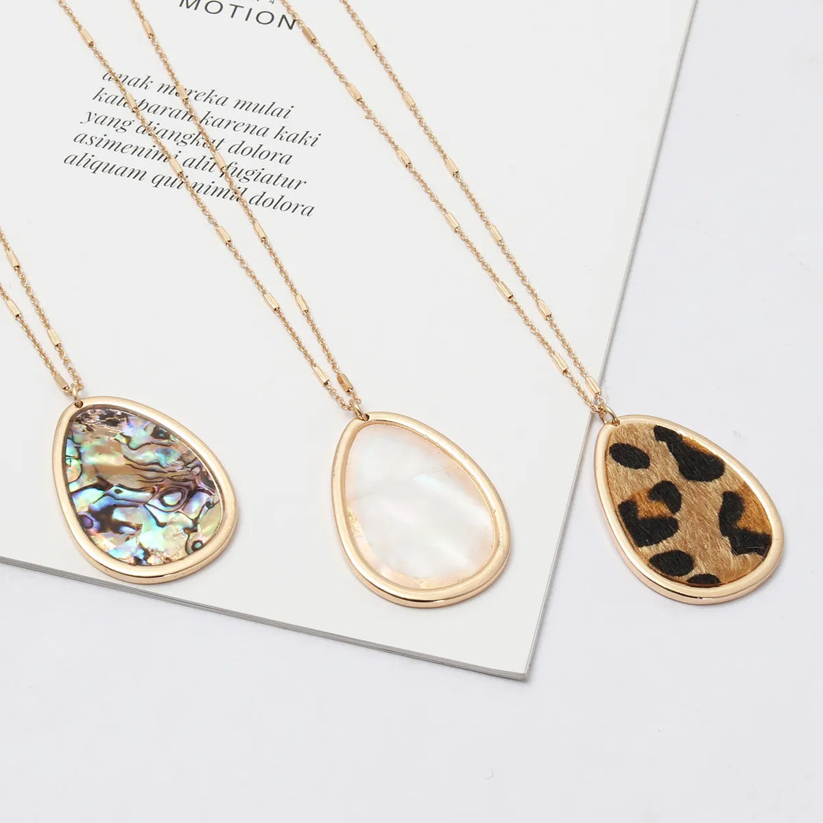 1 Piece Retro Geometric Leopard Alloy Inlay Shell Women's Pendant Necklace