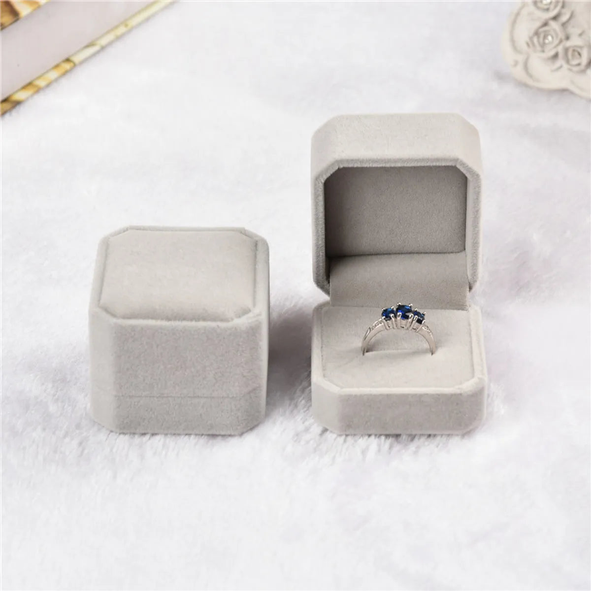 1 Piece Simple Style Geometric Solid Color Flannel Jewelry Boxes