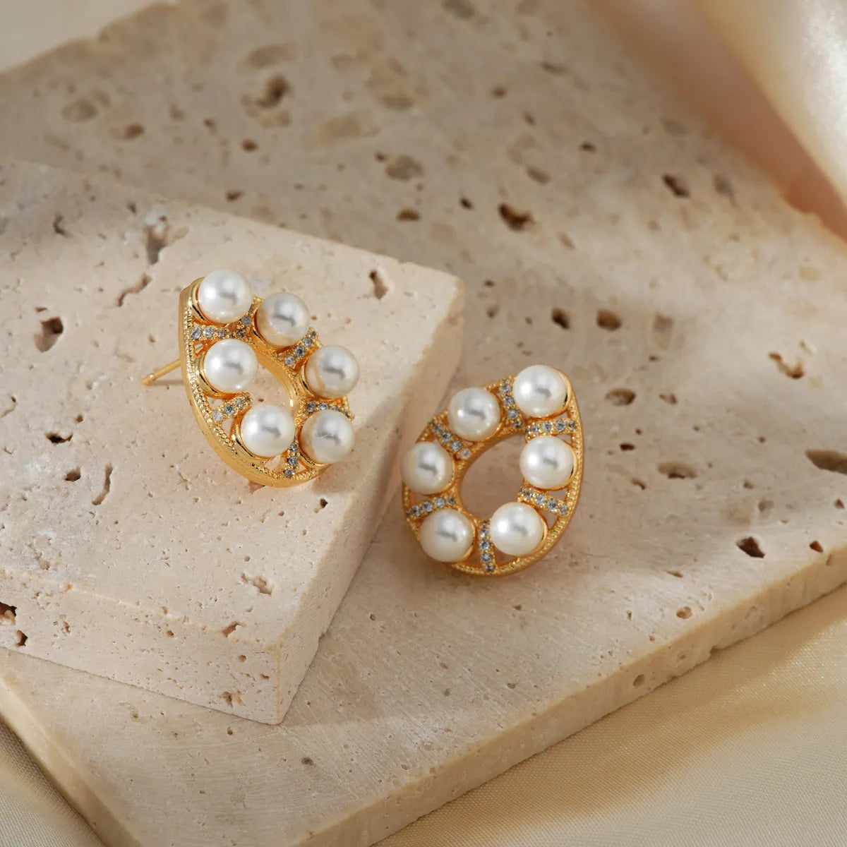 1 Piece Simple Style Shiny Solid Color Inlay Copper Pearl Zircon K Gold Plated Ear Studs