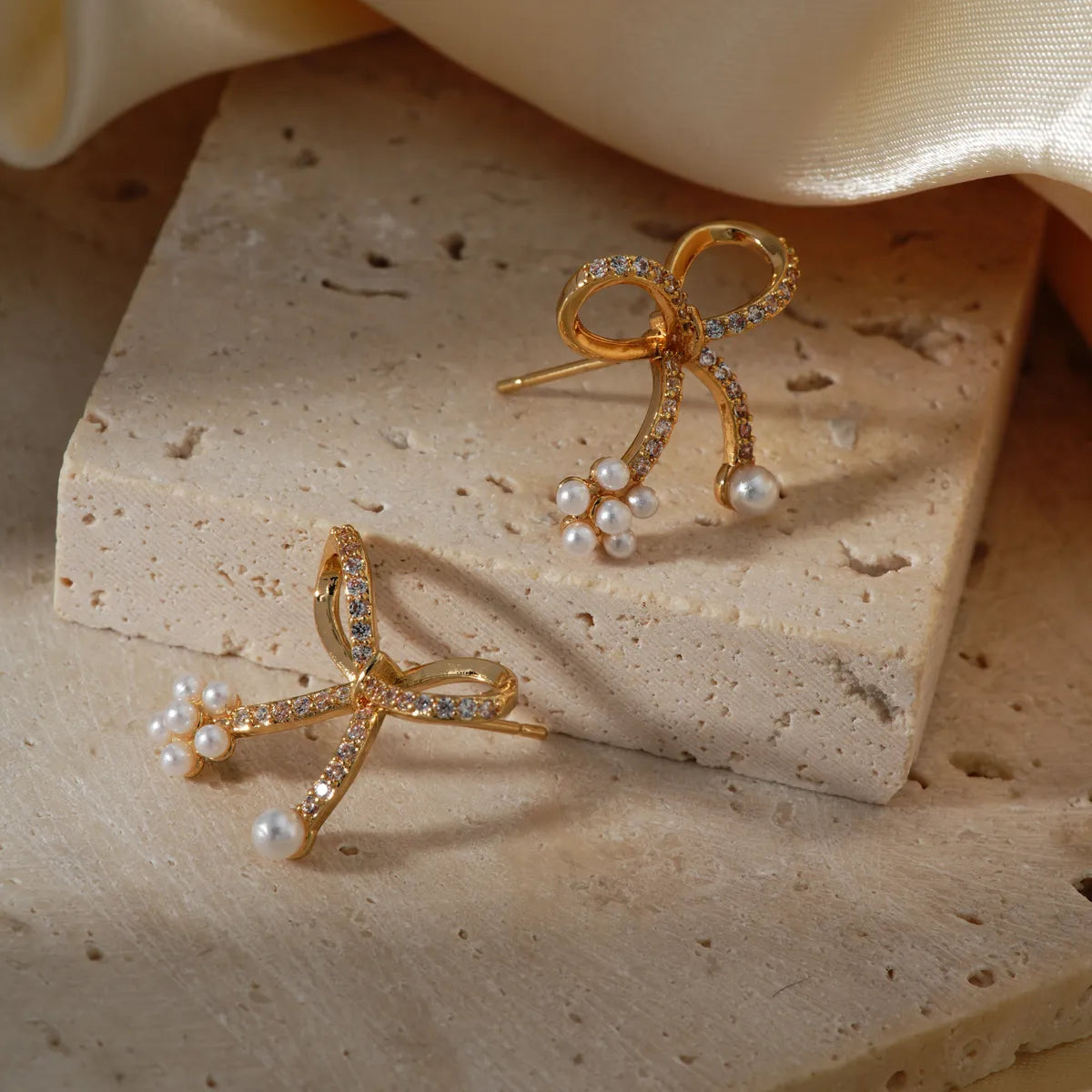 1 Piece Simple Style Shiny Solid Color Inlay Copper Pearl Zircon K Gold Plated Ear Studs