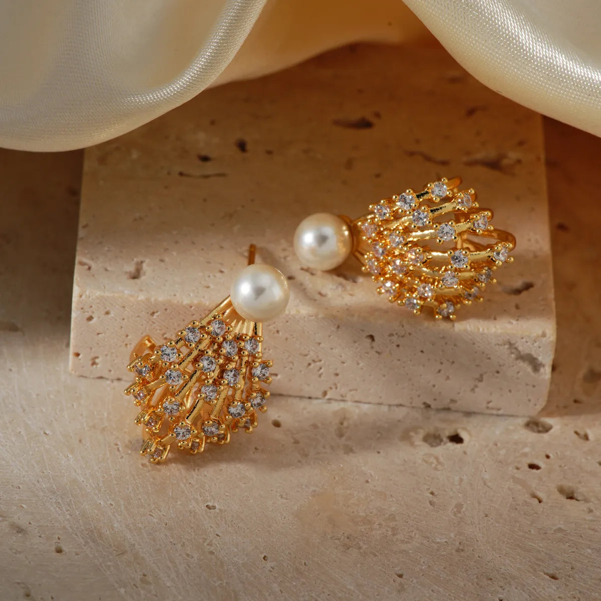 1 Piece Simple Style Shiny Solid Color Inlay Copper Pearl Zircon K Gold Plated Ear Studs