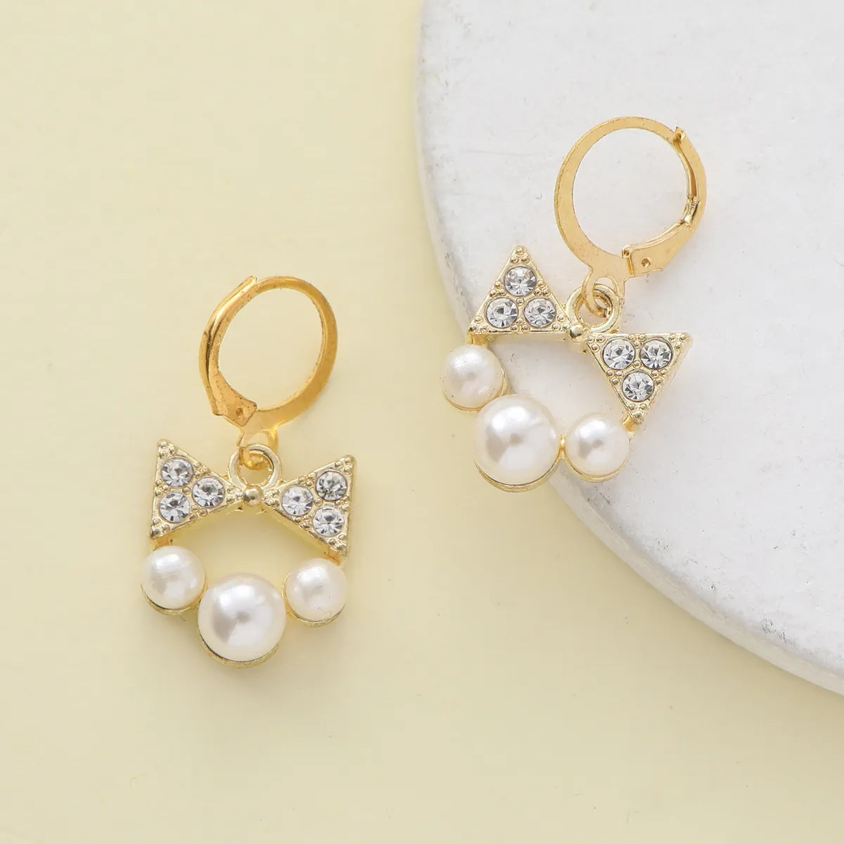 1 Piece Sweet Simple Style Round Letter Bow Knot Hollow Out Inlay Alloy Pearl Zircon Drop Earrings