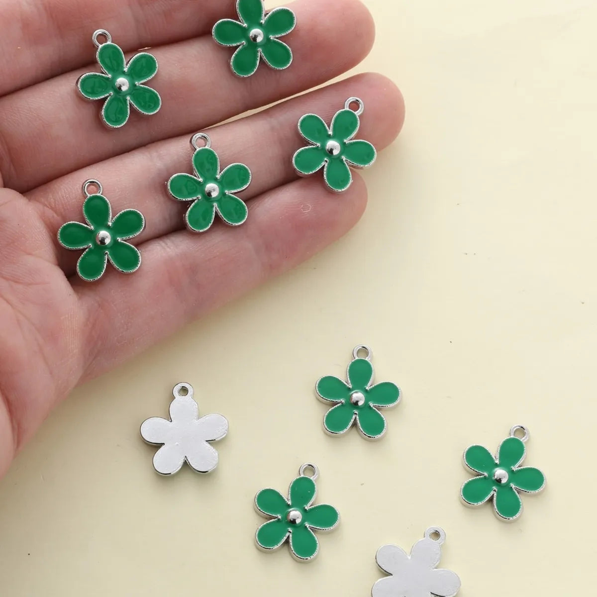 10 PCS/Package Hole Under 1mm Alloy Flower Pendant