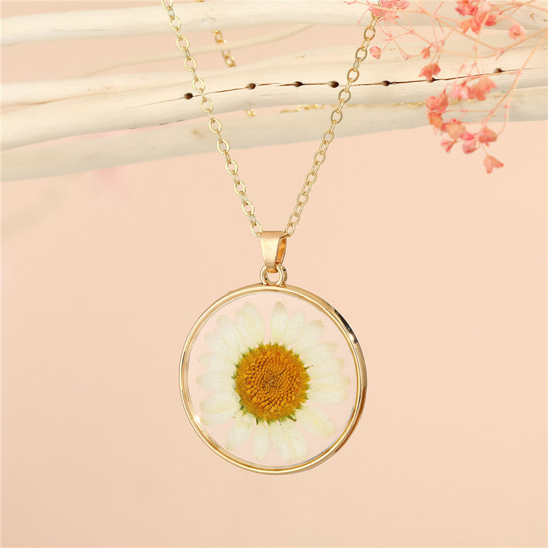 Retro Simple Daisy Pendant Resin Necklace