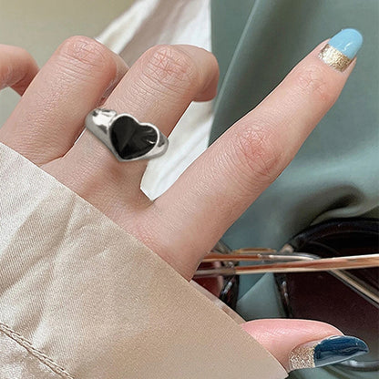 Vintage Black Heart-shaped Hollowed Dripping Oil Alloy Ring Two-piece Set Wholesale