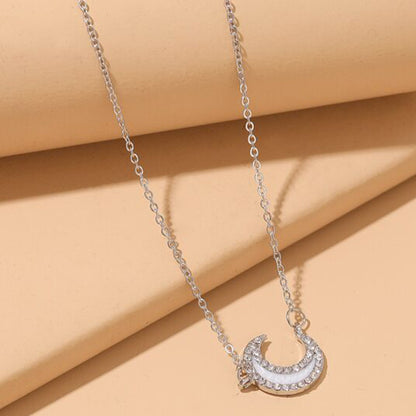 Fritillaria Moon White Simple Gypsophila Crescent Clavicle Alloy Chain