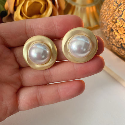 Retro Round Alloy Plating Artificial Pearls Women's Ear Studs 1 Pair