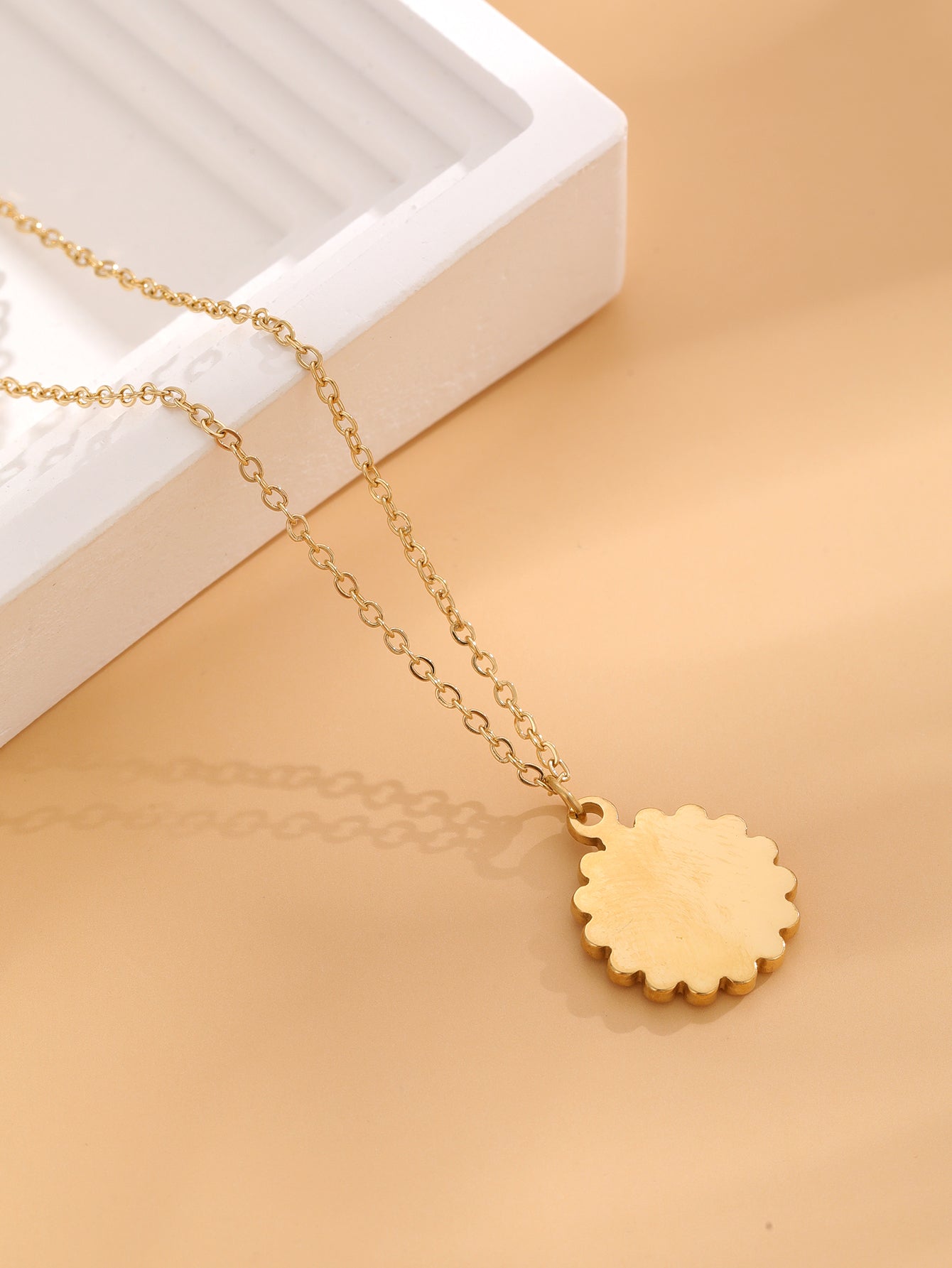 Retro Pastoral Daisy Titanium Steel Enamel Plating Gold Plated Pendant Necklace