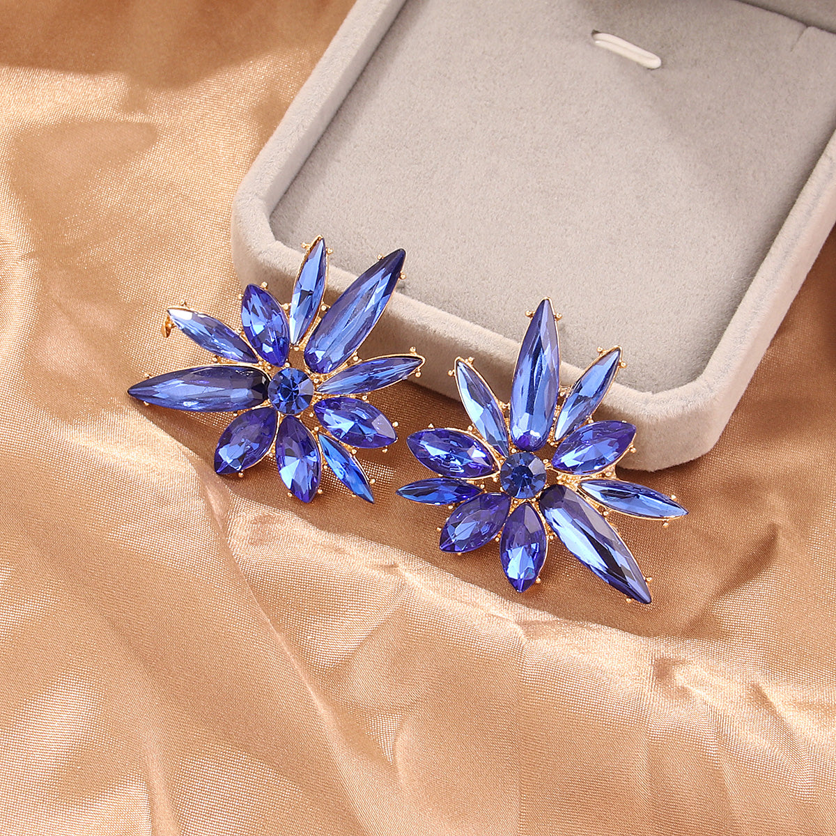 1 Pair Vintage Style Exaggerated Flower Plating Inlay Alloy Rhinestones Gold Plated Ear Studs