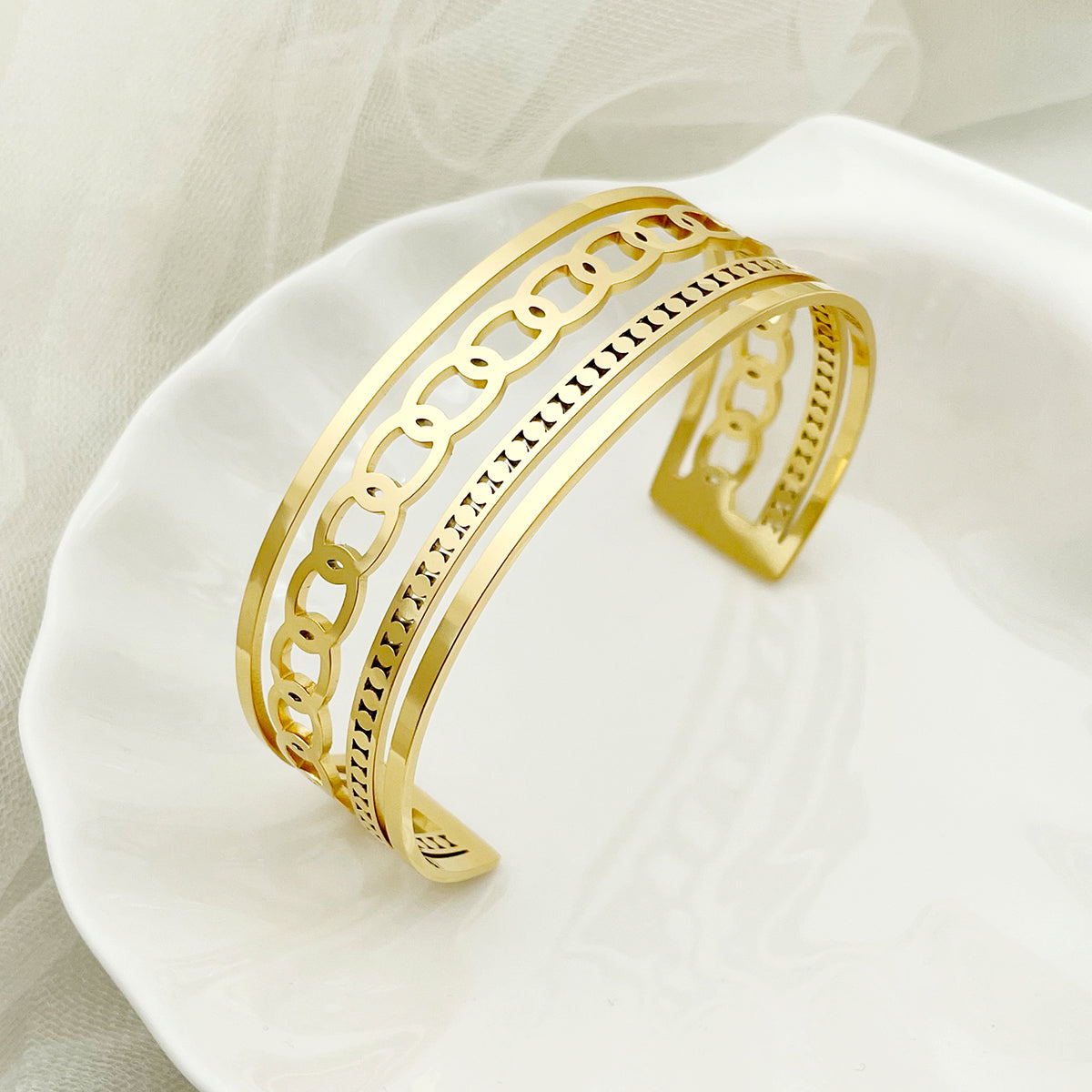 Lady French Style Solid Color Stainless Steel Plating Hollow Out 14k Gold Plated Bangle