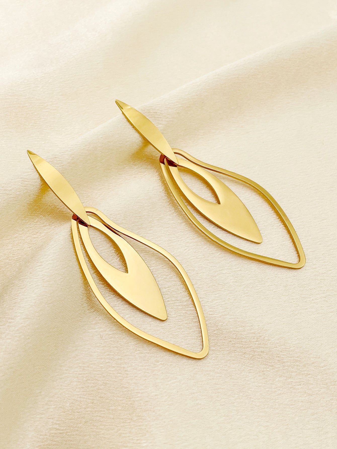 1 Pair Elegant Leaves Plating Hollow Out Stainless Steel Gold Plated Drop Earrings