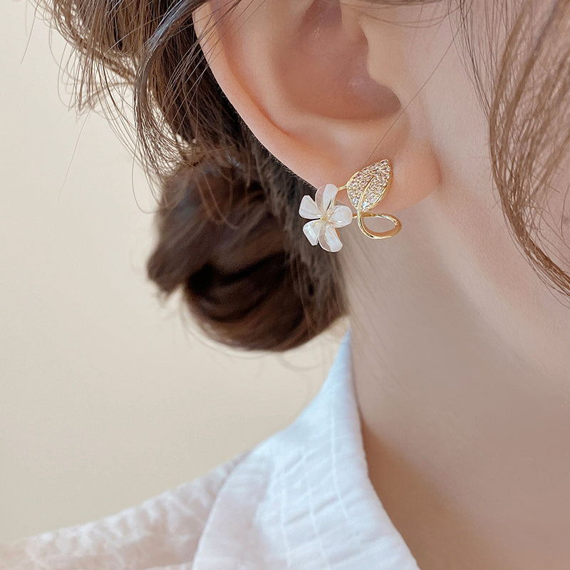 1 Pair Simple Style Leaves Flower Inlay Alloy Rhinestones Gold Plated Drop Earrings