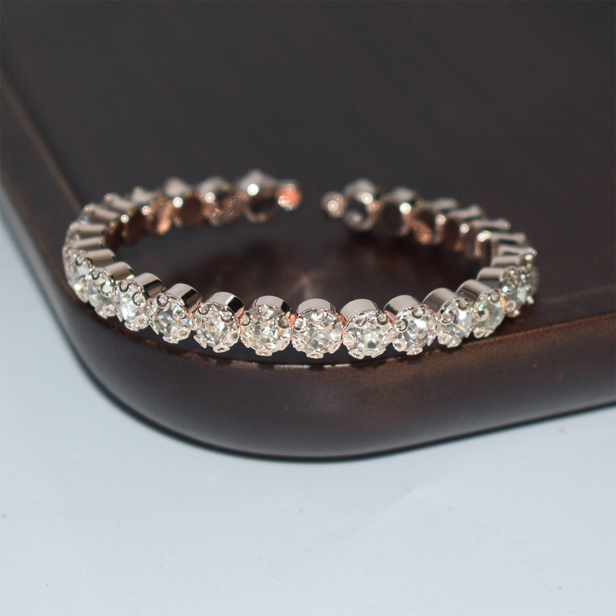 Luxurious Round Rhinestone Women's Bangle